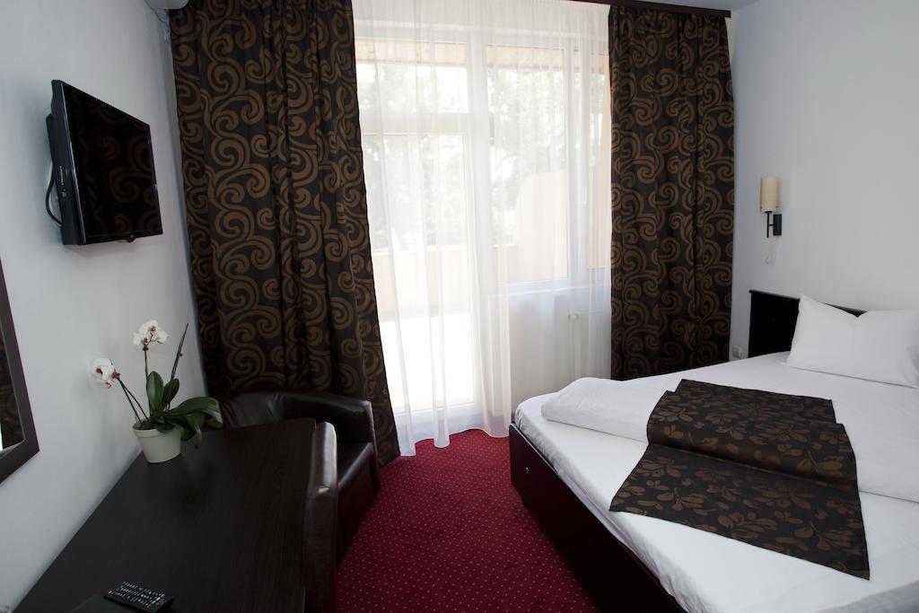 Hotel Terra Oradea Bagian luar foto