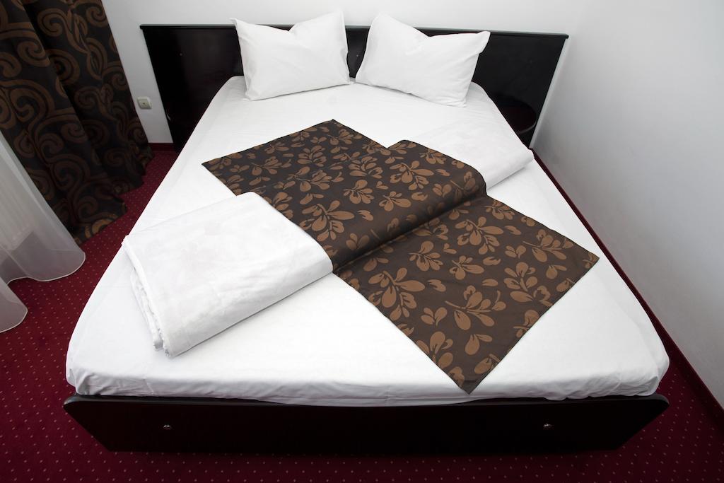 Hotel Terra Oradea Bagian luar foto