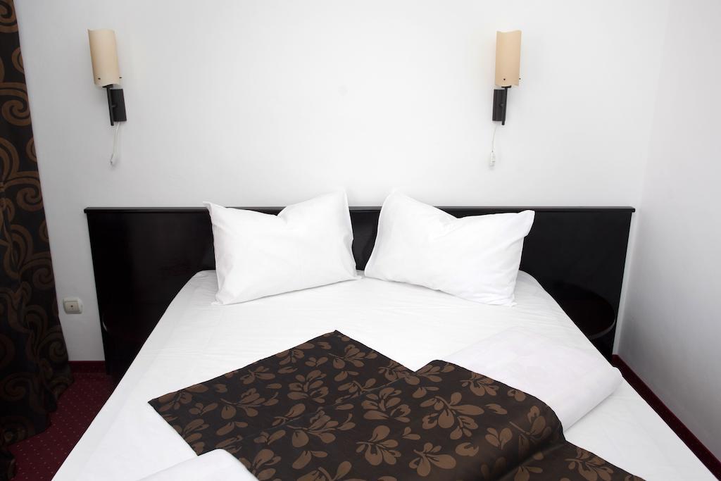 Hotel Terra Oradea Bagian luar foto