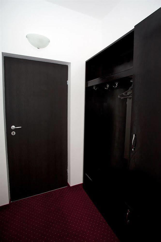 Hotel Terra Oradea Bagian luar foto