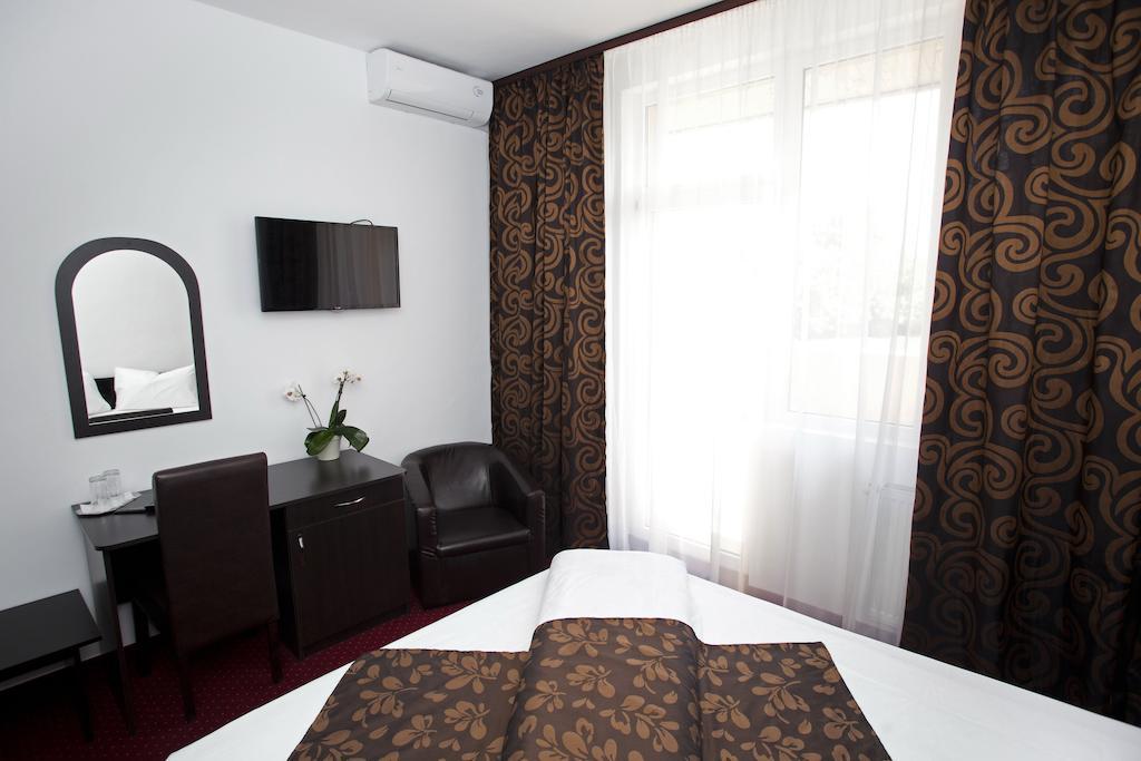 Hotel Terra Oradea Bagian luar foto
